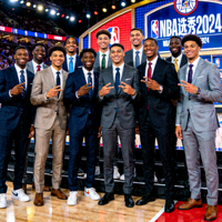 NBA选秀大会现场新秀球员合影